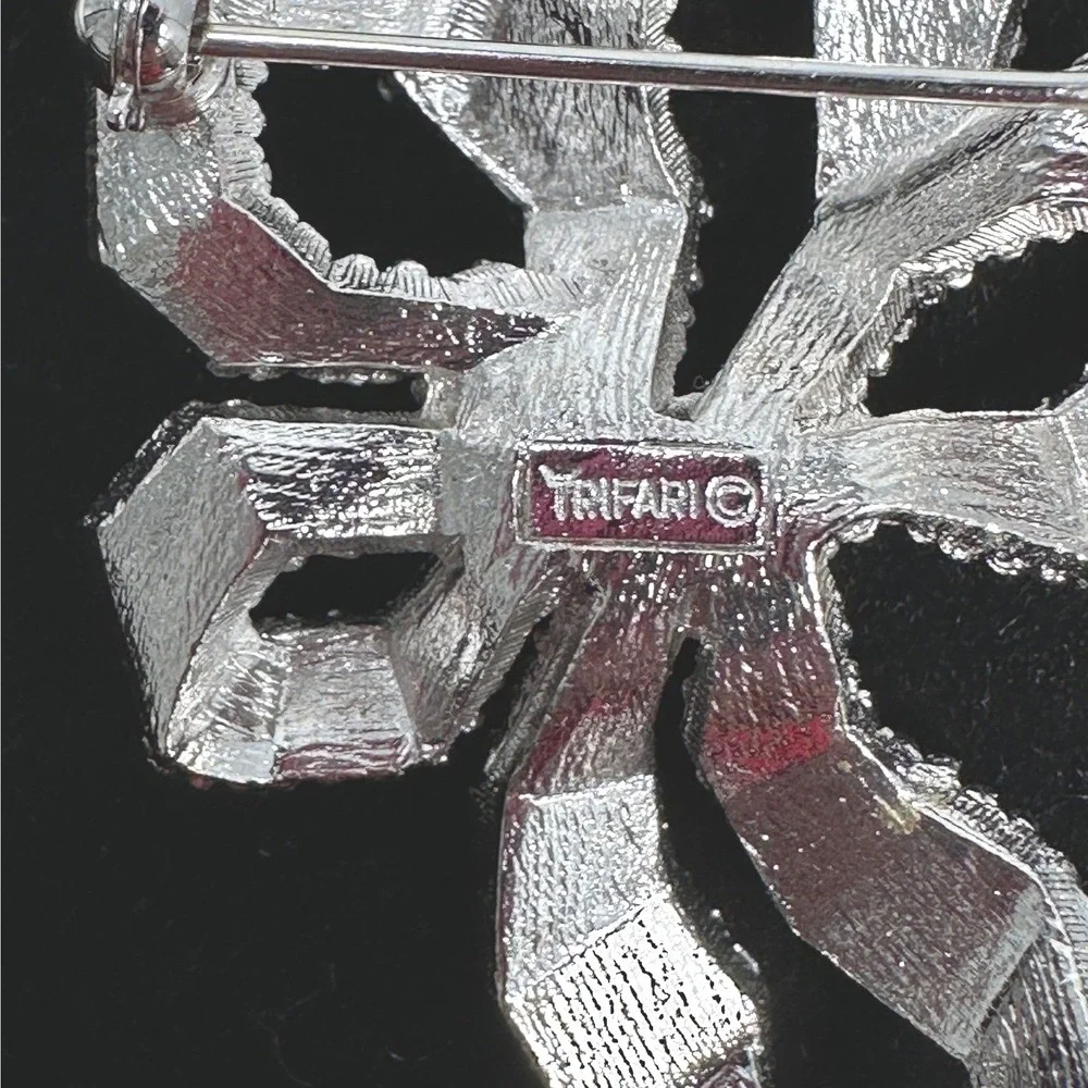 Vintage Signed Trifari‎ Textured Ribbon Bow Brooch Pin Siver Tone